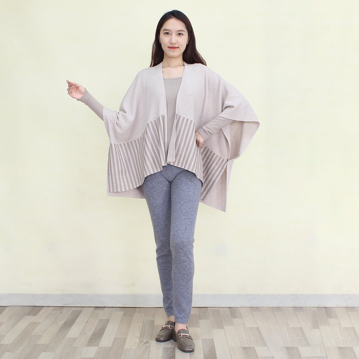 Women's cashmere shawl with leather