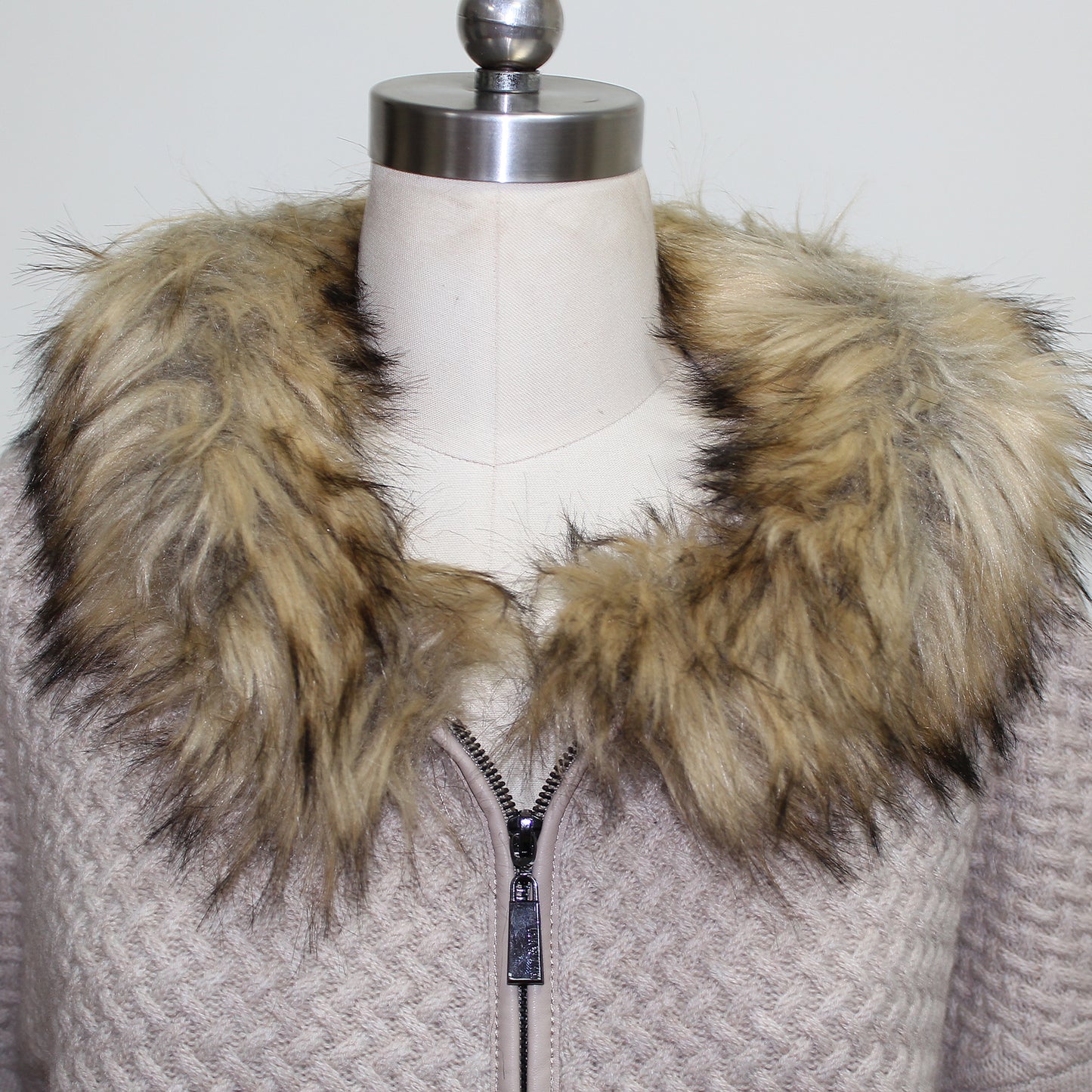 Women's cashmere coat with fox fur trim