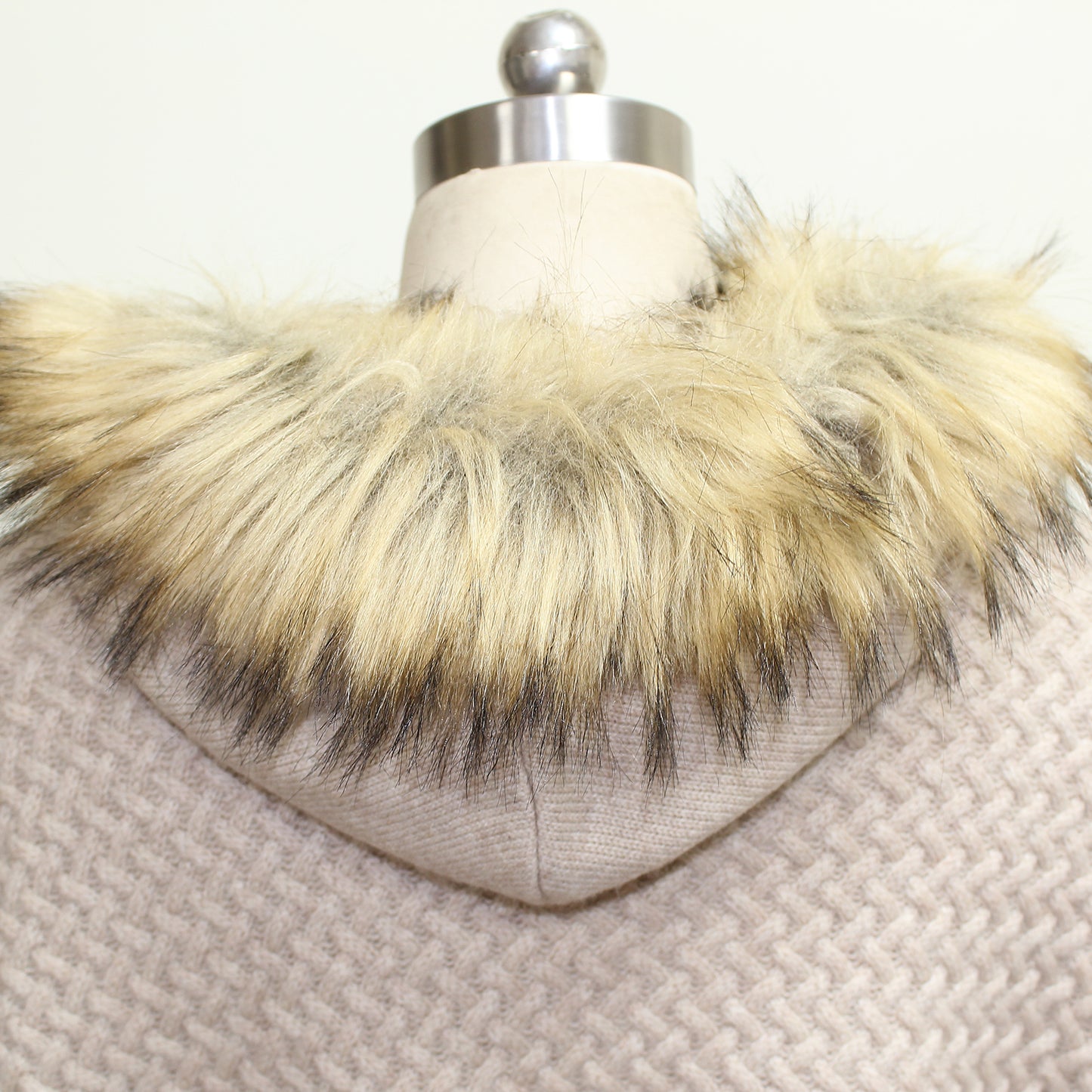 Women's cashmere coat with fox fur trim